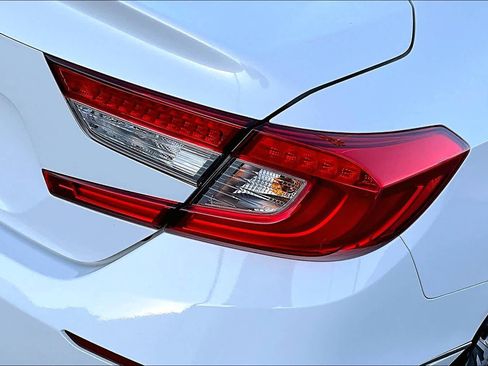 Used 2018 Honda Accord EX image 28