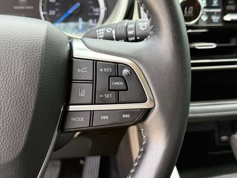 Used 2021 Toyota Highlander XLE FWD image 13