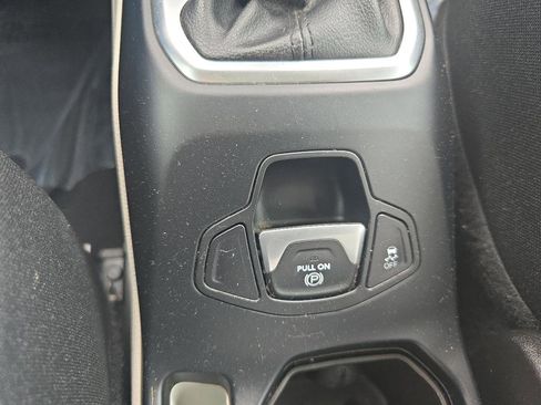 Used 2018 Jeep Renegade Latitude w/ Popular Equipment Group FWD image 32