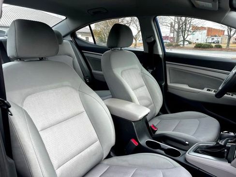 Used 2017 Hyundai Elantra SE image 26