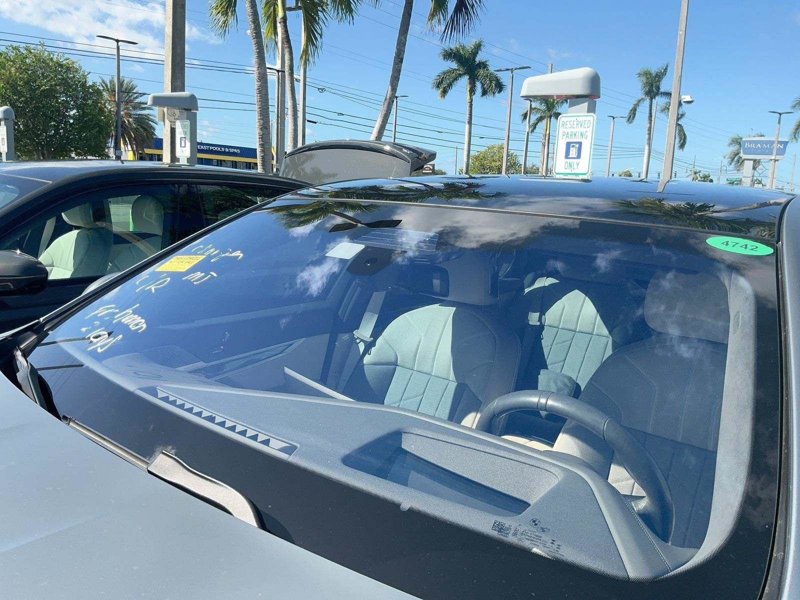 Used 2023 BMW i7 xDrive60 AWD/4WD image 1