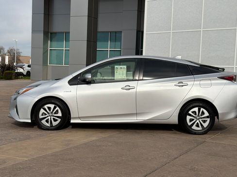 Used 2016 Toyota Prius Three image 7