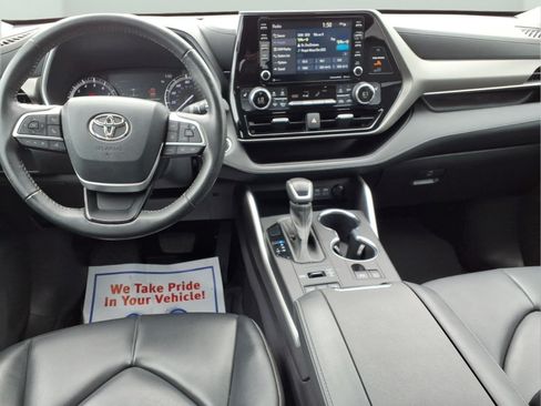 Used 2022 Toyota Highlander XLE AWD/4WD image 9