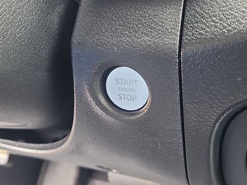 Used 2022 Nissan Frontier SV w/ Technology Package image 12