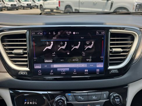 Used 2023 Chrysler Pacifica Touring-L FWD image 24