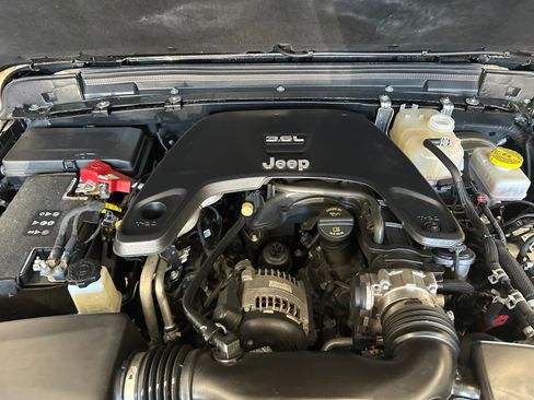 Used 2021 Jeep Wrangler Unlimited Sahara w/ Uconnect 4C Nav & Sound Group AWD/4WD image 33