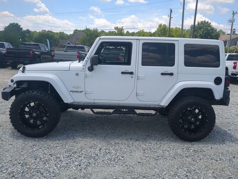 Used 2014 Jeep Wrangler Unlimited Sahara w/ Connectivity Group AWD/4WD image 7