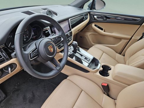 Certified 2025 Porsche Macan image 10