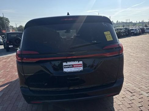 Used 2025 Chrysler Pacifica Limited FWD image 13