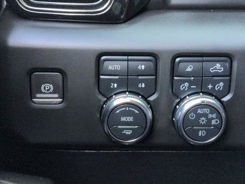 Used 2024 GMC Sierra 2500 AT4 w/ AT4 Premium Plus Package AWD/4WD image 18