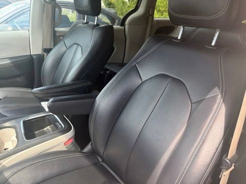 Used 2024 Chrysler Pacifica Touring-L FWD image 8