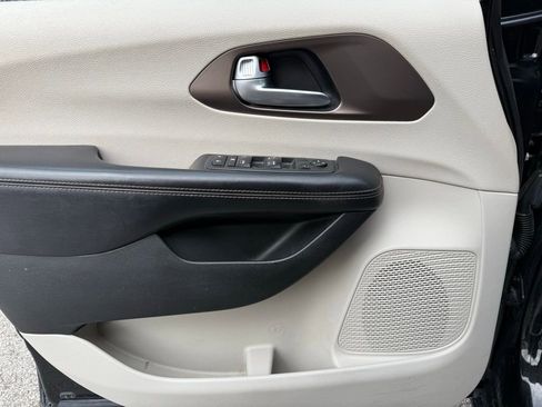 Used 2017 Chrysler Pacifica Touring Plus image 24