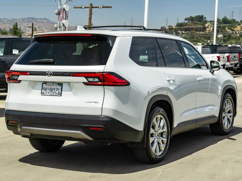 Certified 2024 Toyota Grand Highlander FWD image 2