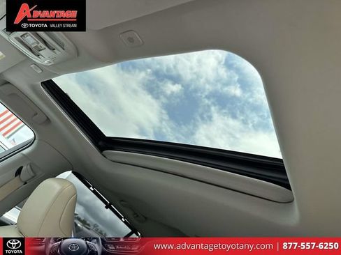 Used 2023 Toyota Highlander XLE AWD/4WD image 25