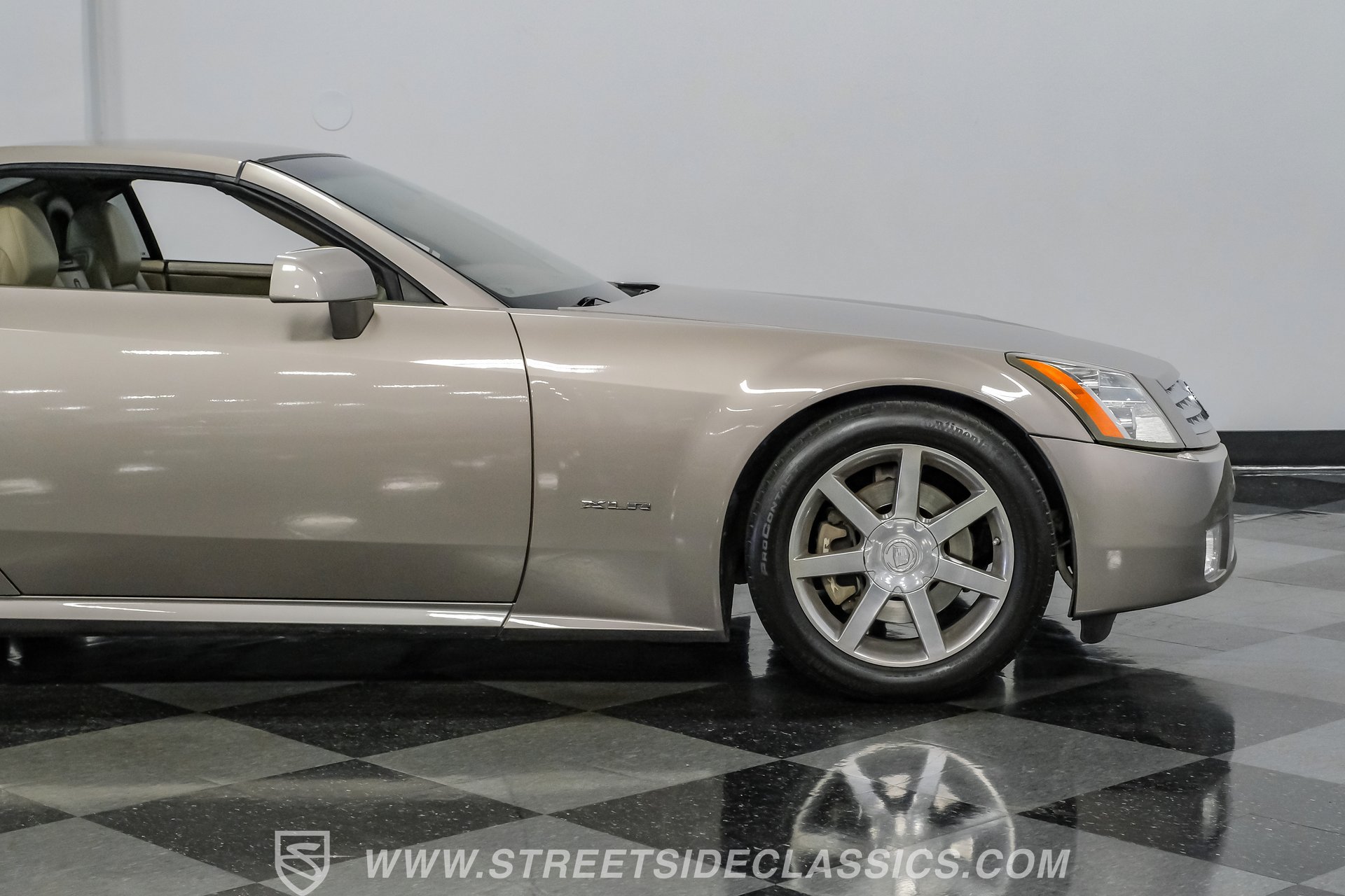 Used 2005 Cadillac XLR RWD image 30