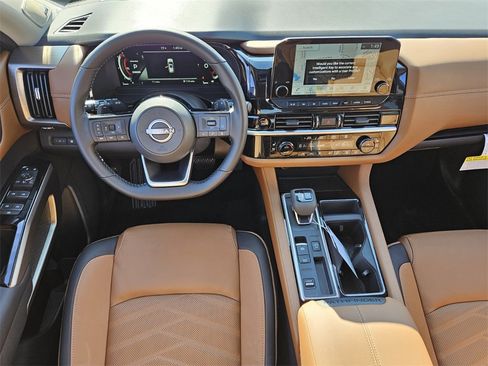 New 2025 Nissan Pathfinder Platinum image 5