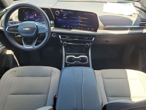 Certified 2025 Chevrolet Traverse LT FWD image 18