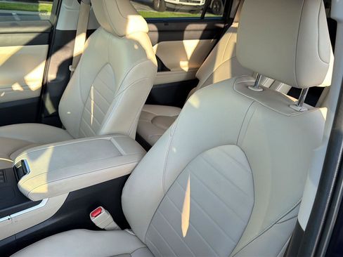 Used 2023 Toyota Highlander XLE FWD image 28