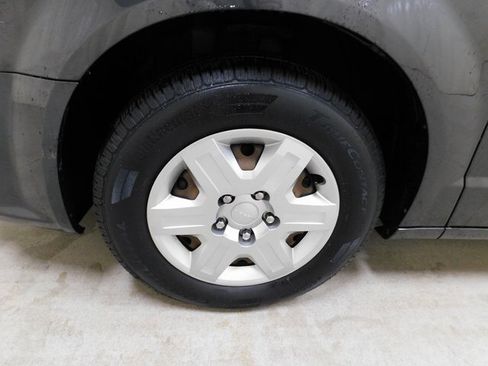Used 2012 Dodge Grand Caravan SE image 12