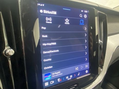 Used 2025 Volvo XC60 B5 Plus image 21