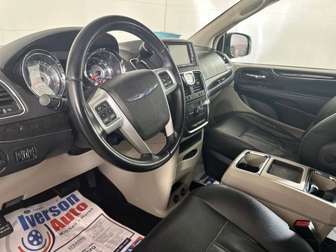 Used 2016 Chrysler Town & Country Touring image 17