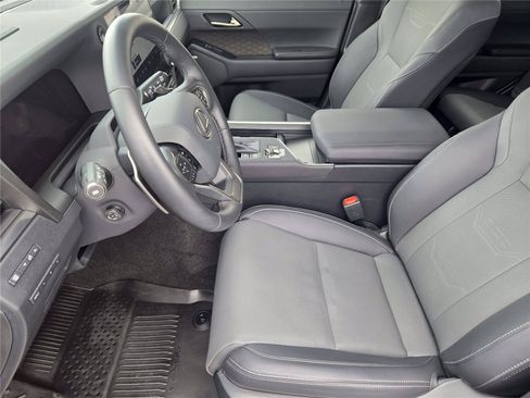 Used 2025 Lexus GX 550 w/ Accessory Package (2T) AWD/4WD image 12