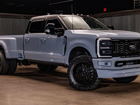 Used 2026 Ford F350 Platinum w/ FX4 Off-Road Package AWD/4WD image 1