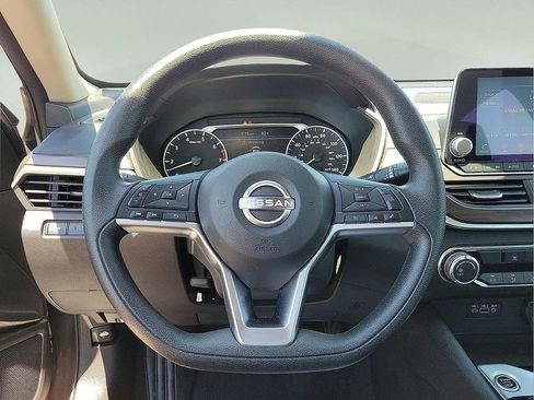 Used 2024 Nissan Altima 2.5 SV FWD image 19
