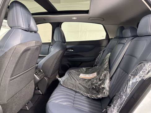 New 2025 Nissan Ariya Platinum image 23