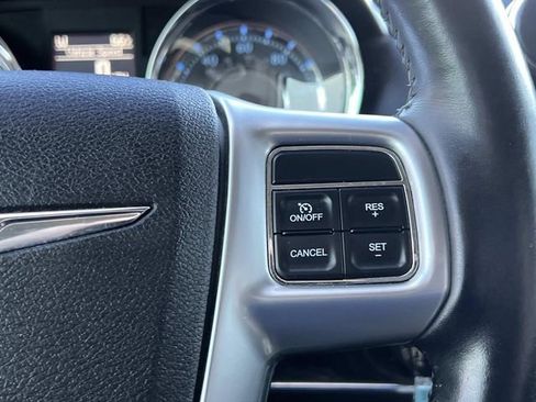 Used 2011 Chrysler Town & Country Touring w/ Driver Convenience Group image 25