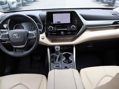 Used 2024 Toyota Highlander XLE AWD/4WD image 14