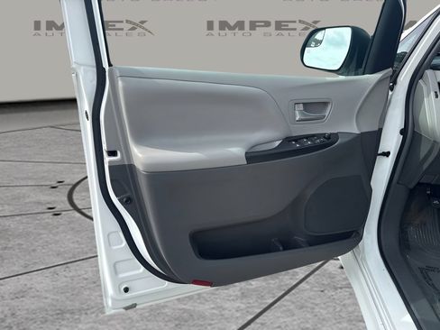Used 2015 Toyota Sienna LE AWD/4WD image 19
