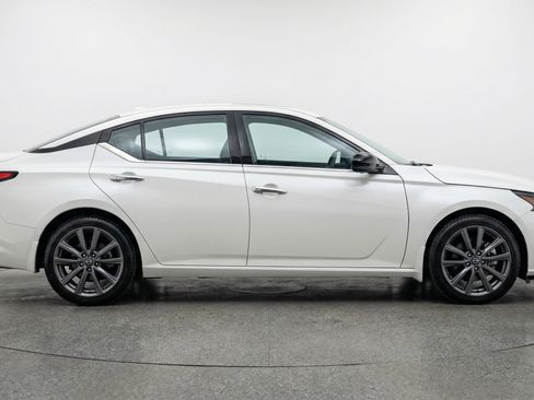 Used 2025 Nissan Altima 2.5 SV image 11