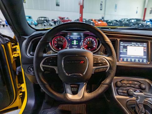 Used 2017 Dodge Challenger R/T Scat Pack w/ Leather Interior Group RWD image 10