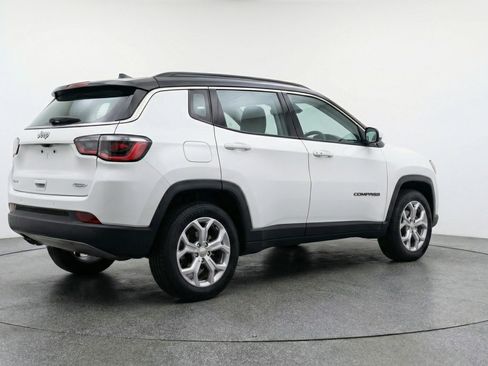Used 2025 Jeep Compass Latitude AWD/4WD image 9