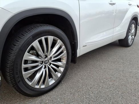 Used 2023 Toyota Highlander Platinum image 10