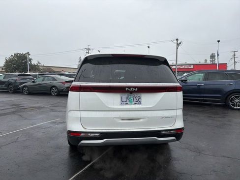 Used 2024 Kia Carnival EX image 5