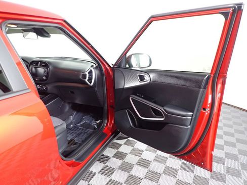 Used 2025 Kia Soul LX FWD image 32