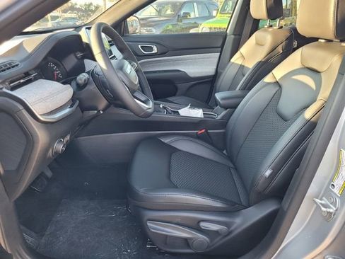 New 2026 Jeep Compass Latitude image 4