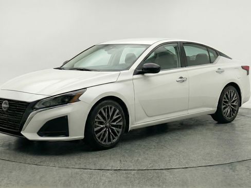 Used 2025 Nissan Altima 2.5 SV FWD image 3