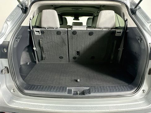 Used 2020 Toyota Highlander L FWD image 28