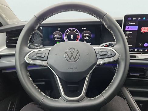 Used 2025 Volkswagen Tiguan SE AWD/4WD image 15