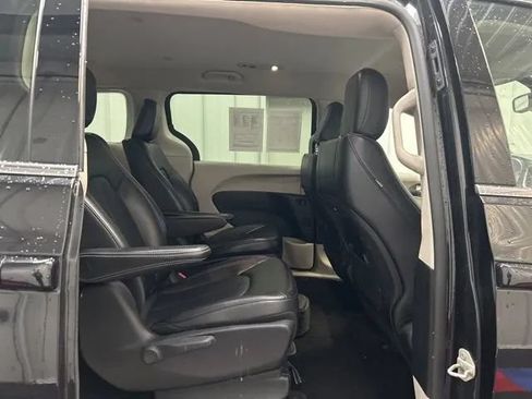 Used 2023 Chrysler Pacifica Touring-L FWD image 12