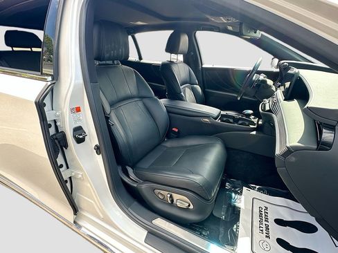 Used 2022 Lexus LS 500 w/ Accessory Package (Z2) RWD image 28