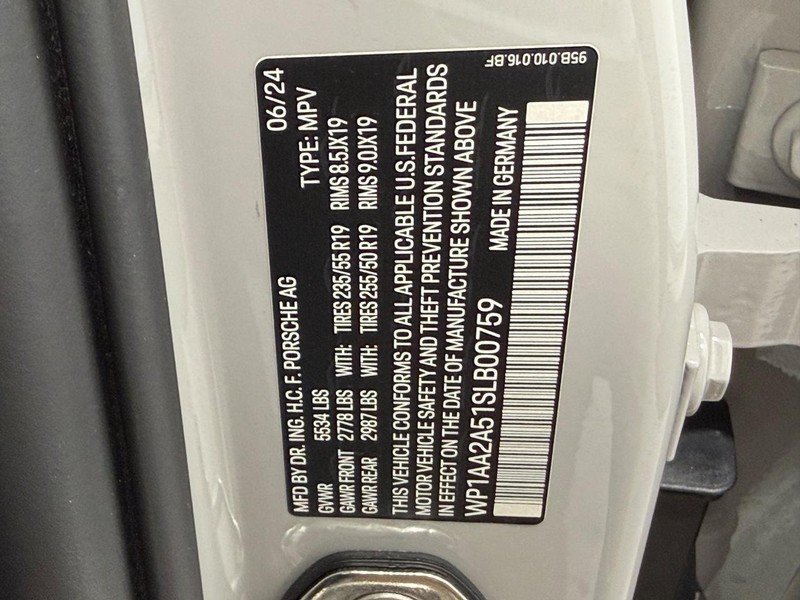 Certified 2025 Porsche Macan AWD/4WD image 28