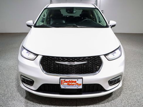 Used 2023 Chrysler Pacifica Touring-L FWD image 4
