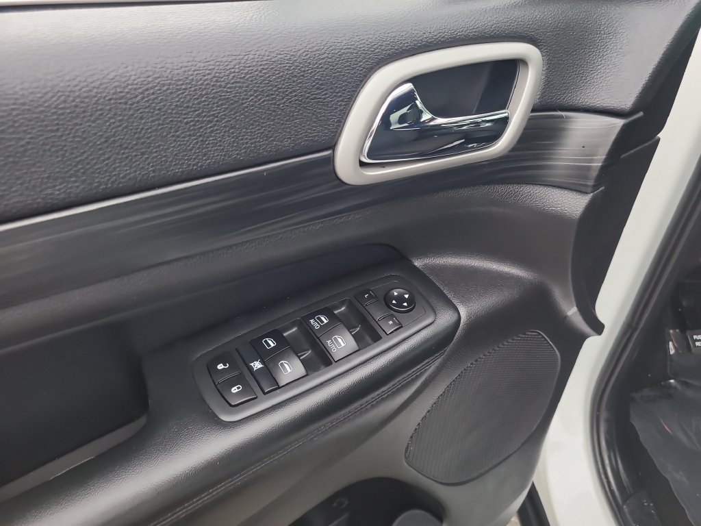 Used 2020 Jeep Grand Cherokee Laredo AWD/4WD image 17
