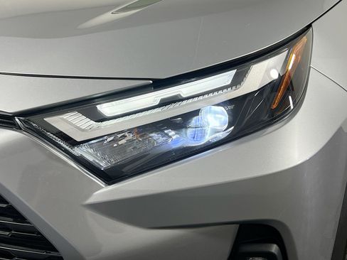 Used 2022 Toyota RAV4 XLE Premium image 11