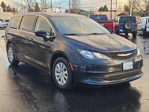 Used 2021 Chrysler Voyager L image 8