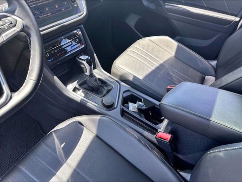 Used 2022 Volkswagen Tiguan SE AWD/4WD image 19